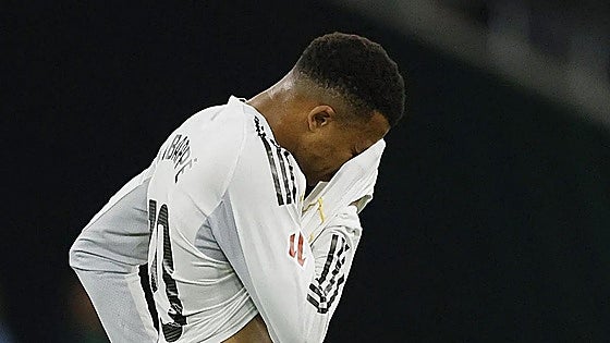 A Clásico of contrasts: Bernabéu chaos vs. Barça control
