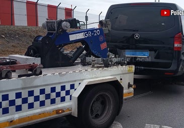 The municipal recovery vehicle towing one of the illegal vans in Malaga.