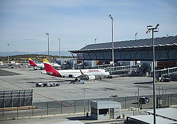Planes at Madrid-Barajas Airport.