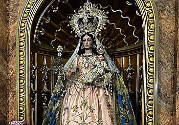 Photo of the Virgen del Rosario y el Divino Infante belonging to a parish church in Malaga.