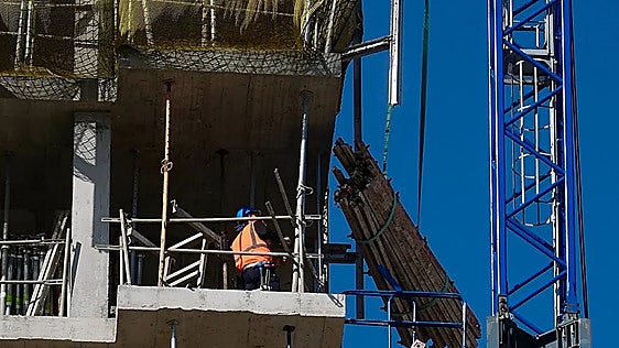 Spain's construction industry to train immigrants and alleviate labour shortage amid regularisation process