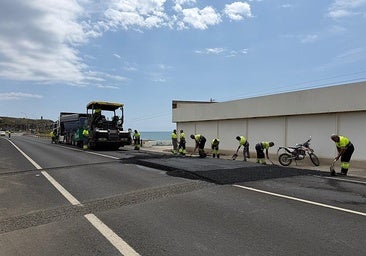 Workers on the N340 coastal road in Vélez-Málaga