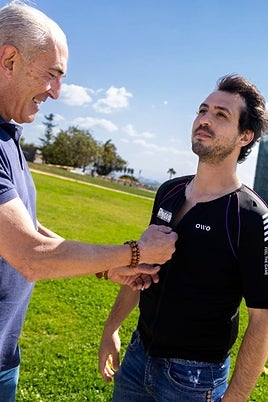 Josema Ezquerra tries out the T-shirt at the Marenostrum site.