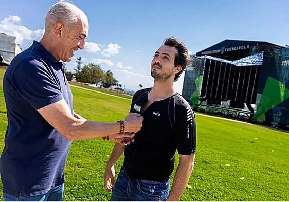 Josema Ezquerra tries out the T-shirt at the Marenostrum site.