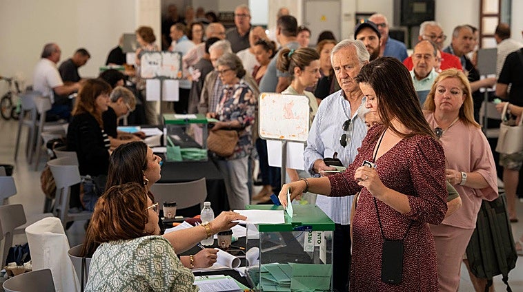 Voters at La Térmica, this Sunday in Malaga.