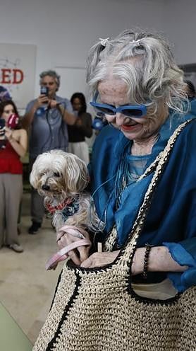 Imagen secundaria 2 - Juanma Moreno, a nun and dog owner voting.