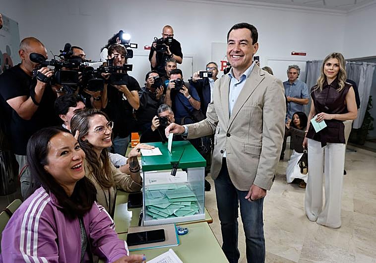 Imagen principal - Juanma Moreno, a nun and dog owner voting.