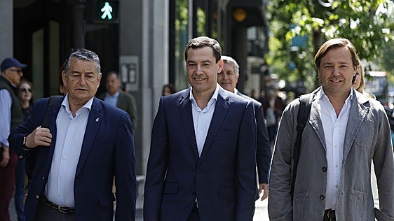 Juanma Moreno, on his arrival in Madrid this morning with Antonio Sanz and Antonio Repullo.