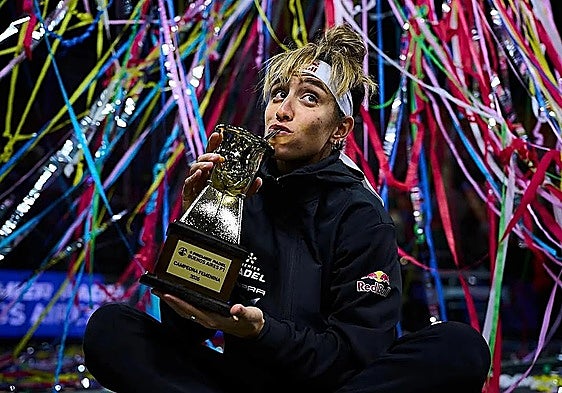 González, posing with the trophy in Buenos Aires.