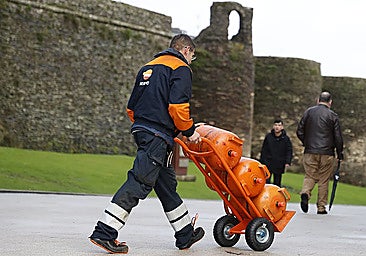 A butane gas cylinder delivery employee in Spain.