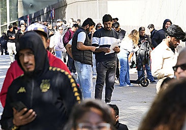 Immigrants queueing in Barcelona to apply for the extraordinary regularisation process.
