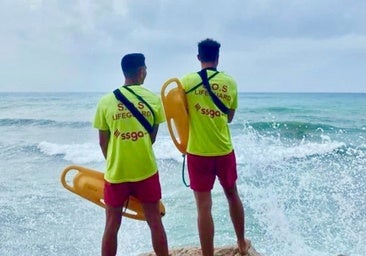 Torremolinos lifeguards save life of beach bar customer who suffered heart attack
