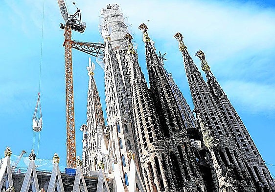 8,000 people to attend papal blessing of Sagrada Familia's tallest spire in Barcelona