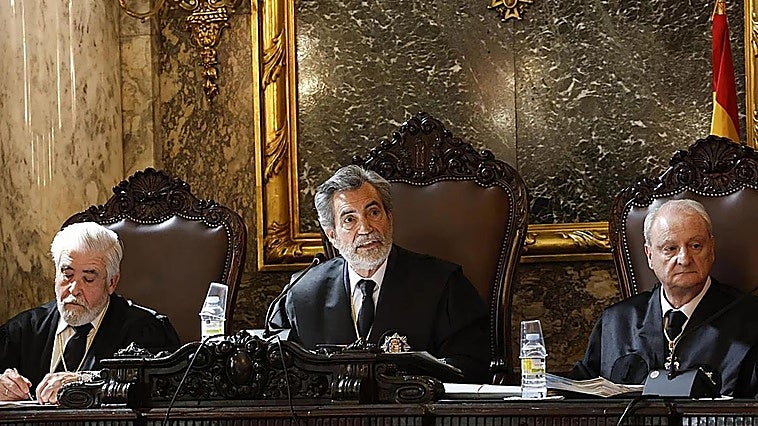 The president of the SC, Carlos Lesmes, together with the magistrates Fernando Román and Wenceslao Francisco Olea during one of the hearings.
