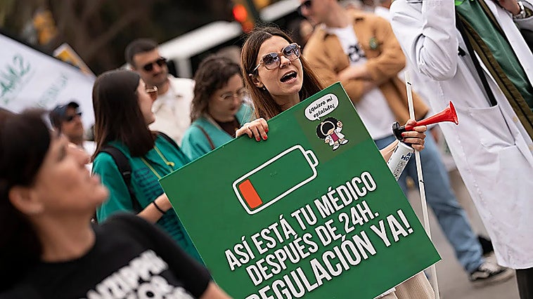 Malaga doctors' protest warns patients of risk of life-threatening mistakes during 24-hour on-call duty