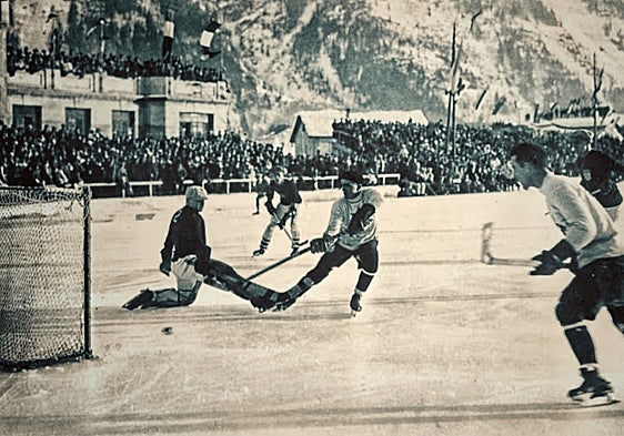Ice hockey in the 1920s.