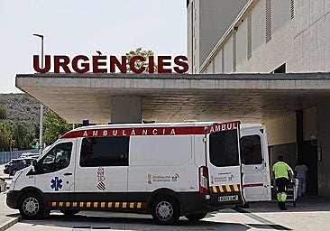 An ambulance in the emergency room of a Valencian hospital.
