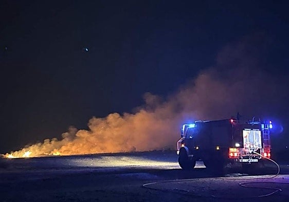 Mijas firefighters control a forest fire caused by pyrotechnics in the early hours of the morning