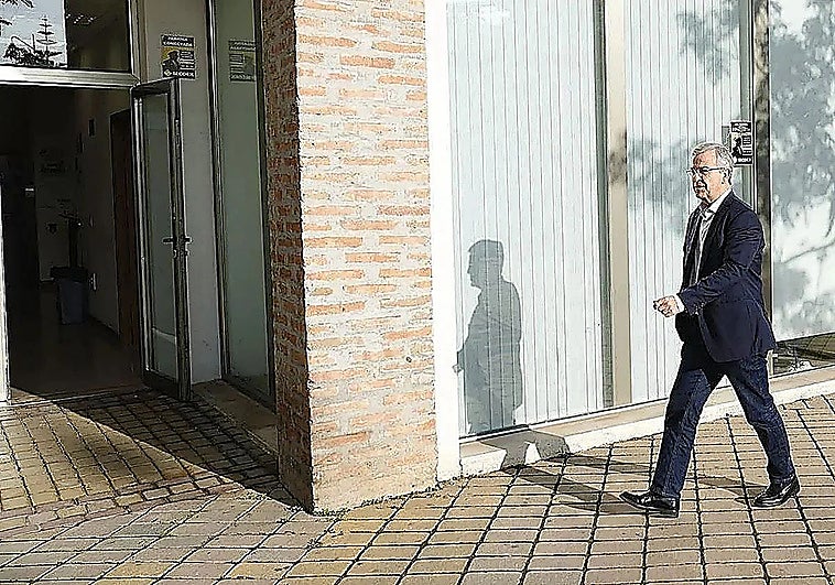 Mayor García Urbano entering the Estepona courthouse in 2024.
