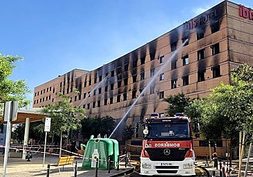 Firefighters extinguishing the fire in the Ibis hotel in Malaga.