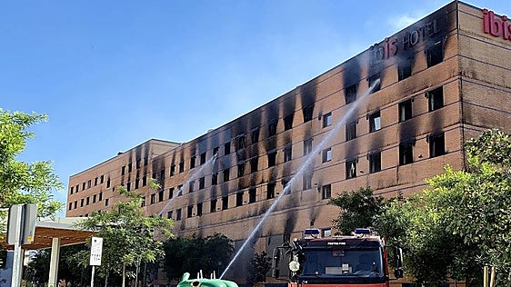 Malaga firefighters rescue drunk Ibis hotel guest unaware of evacuation due to massive fire