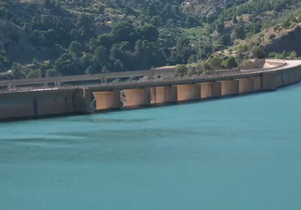 Melting snow in Sierra Nevada causes Rules dam to burst its banks for first time in 16 years