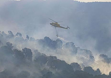 Imagen secundaria 1 - Spain wildfire: Army called in as 65ft flames force evacuations near Costa Blanca