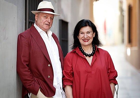 Xavier Vilató and Paloma Picasso in Malaga, where they visited the sculpture to her grandfather.
