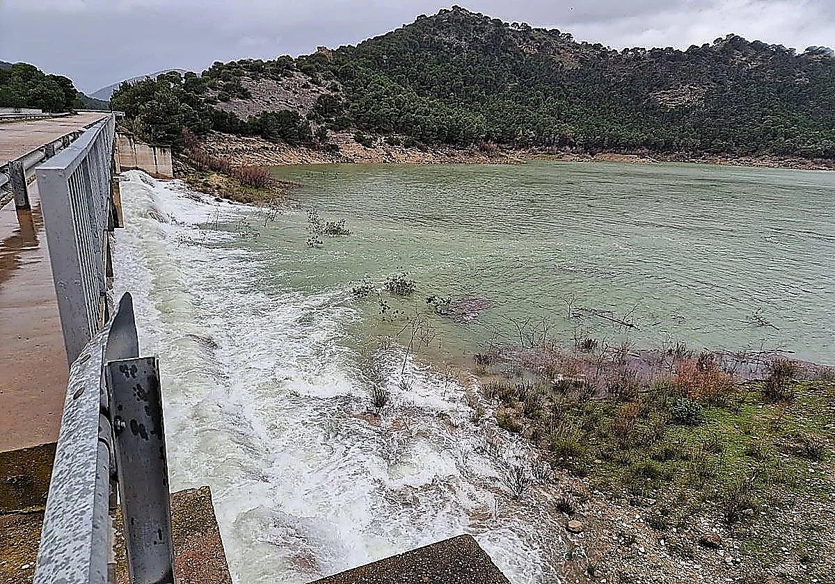 Guadalhorce Valley increases irrigation allocations but its supply network is old and in need of urgent repairs