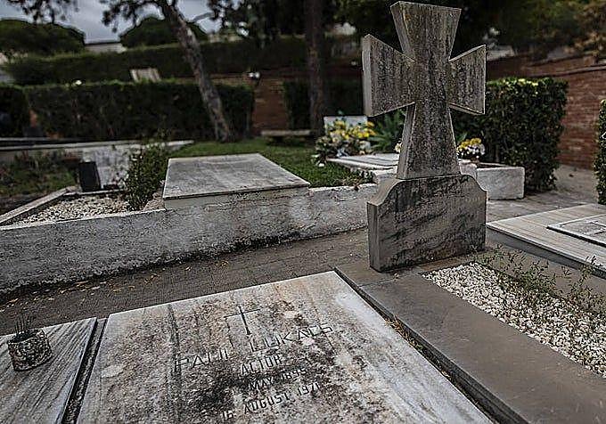 The tomb of Hollywood actor Paul Lukas
