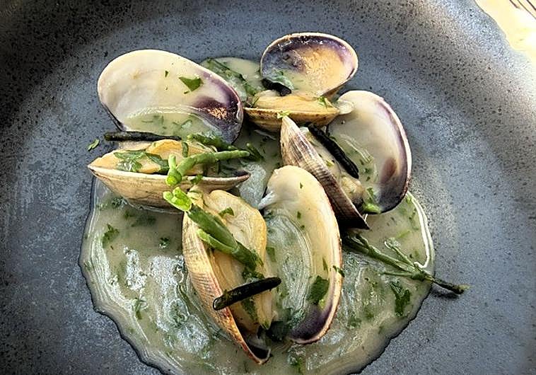 Imagen principal - Malva by Txema Palacio, quality local produce, masterfully handled over hot coals
