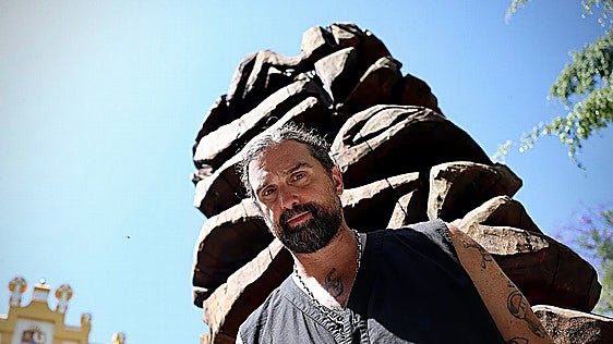 American artist-in-residence Ryan Schneider creates sculptures with a chainsaw at Malaga's La Térmica centre
