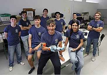 The Malaga University students posing with Alejandro Jiménez, an amputee who helped them with the project.