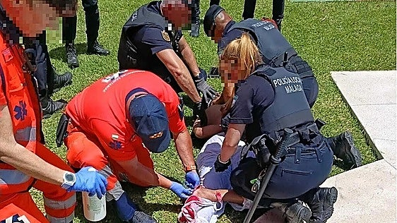 French 'shaman' breaks into Malaga residential swimming pool with slashed foot and pushes police officer into the water