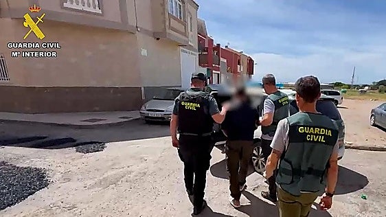 Almeria police dismantle network for illegally regularising migrants through fake work contracts