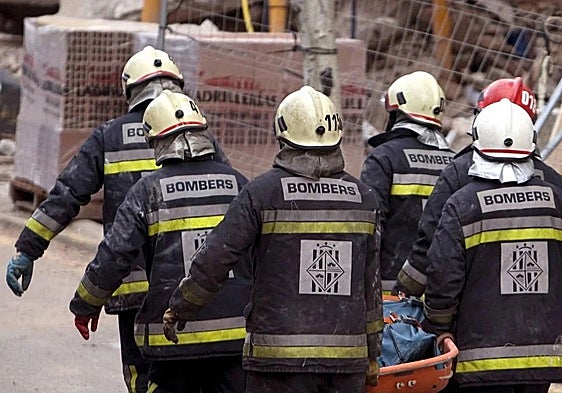 Archive photo of Mallorca firefighters carrying a body.