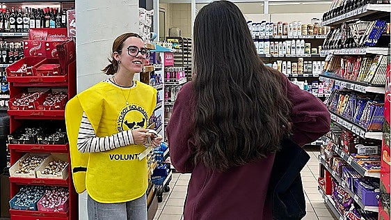 Young Malaga volunteer breaks stereotypes about her generation: 'At this age, we feel very lost and here we contribute something good'