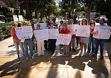 Emergency operators gathered in front of Malaga city hall on Monday afternoon.