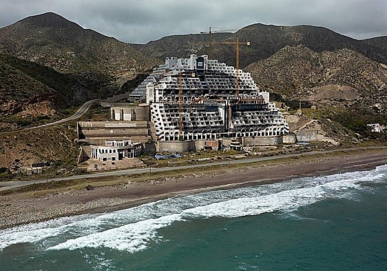Carboneras council delays decision to strip El Algarrobico hotel of its building permit