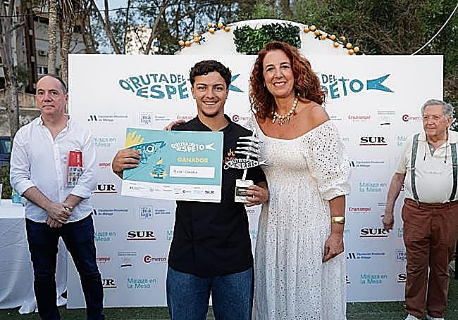 Diputación vice-president Toñi Ledesma presents the first prize to Javier Vílchez.