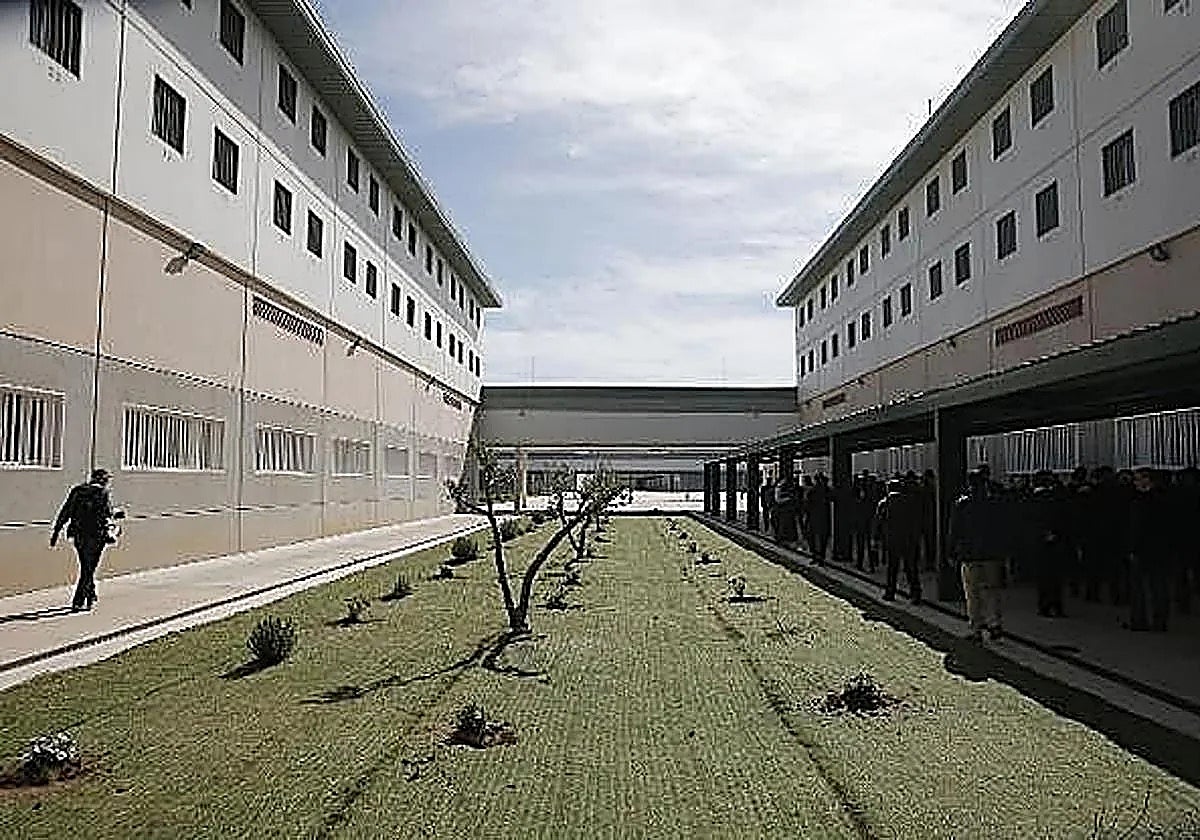 Malaga province prison thrown into chaos by violent inmate