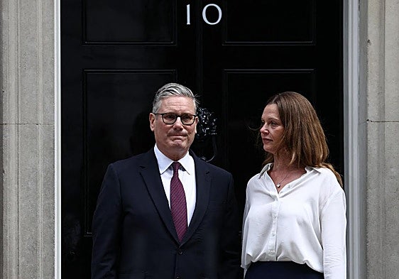 Keir Starmer and his wife Victoria outside 10 Downing St after making his resignation statement.
