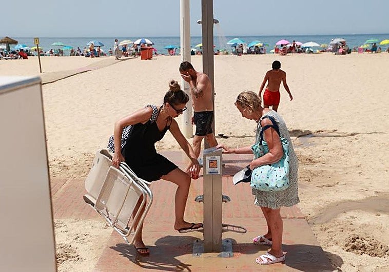Tourists face paying to use beach showers at popular beach in Spain
