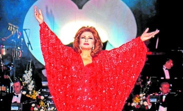 Rocío Jurado on stage in Madrid in 1996
