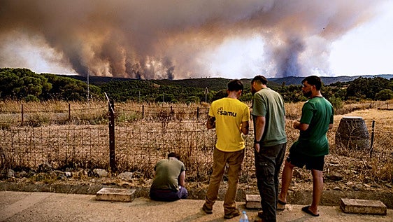 Andalucía's fire services see their capacity limited in the face of the Niebla fire and order further evacuations
