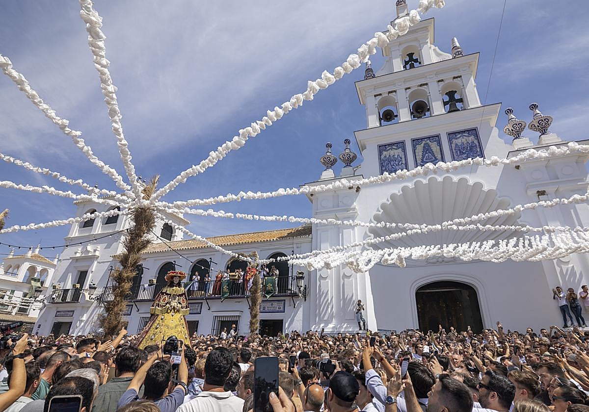 Virgin of El Rocío reaches Almonte after a 20-hour procession in the rain