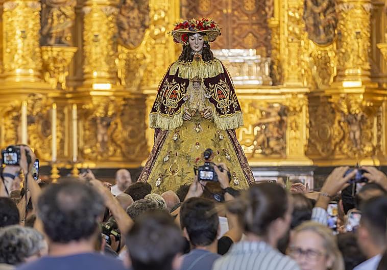 Imagen principal - Virgin of El Rocío reaches Almonte after a 20-hour procession in the rain