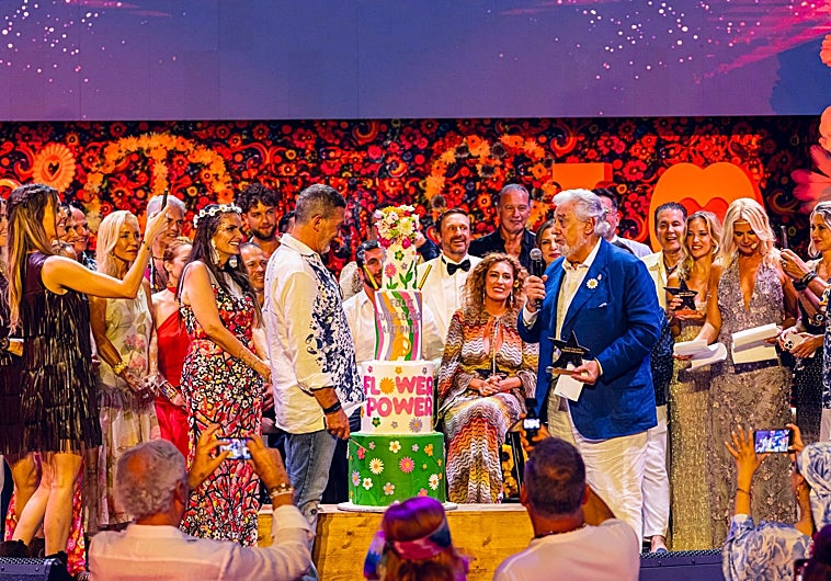 Imagen principal - Plácido Domingo sang 'Happy Birthday' to Banderas; Estrella Morente took to the stage with Los Alpresa; and Bertín and Michael Bublé performed a duet.