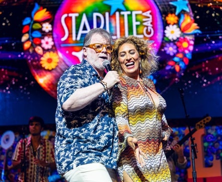 Imagen secundaria 1 - Plácido Domingo sang 'Happy Birthday' to Banderas; Estrella Morente took to the stage with Los Alpresa; and Bertín and Michael Bublé performed a duet.