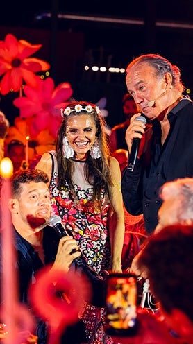 Imagen secundaria 2 - Plácido Domingo sang 'Happy Birthday' to Banderas; Estrella Morente took to the stage with Los Alpresa; and Bertín and Michael Bublé performed a duet.